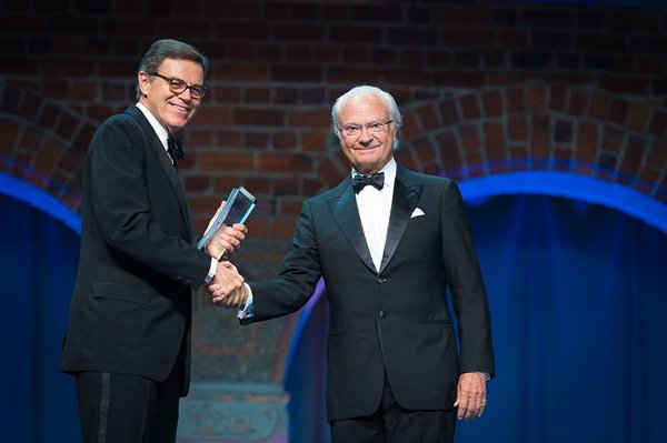 Stephen McCaffrey (bên trái), người được trao giải Stockholm Water năm 2017 từ Vua Carl XVI Gustaf của Thụy Điển vào ngày 30/8 trong Tuần lễ Nước Thế giới. Ảnh: Jonas Borg