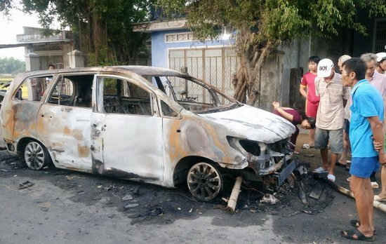  Ô tô nhãn hiệu Innova bị đốt cháy sau vụ “giao chiến” giữa 2 nhóm thanh niên.