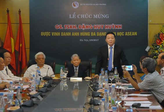Bộ trưởng Trần Hồng Hà phát biểu chúc mừng GS.TSKH Đặng Huy Huỳnh 