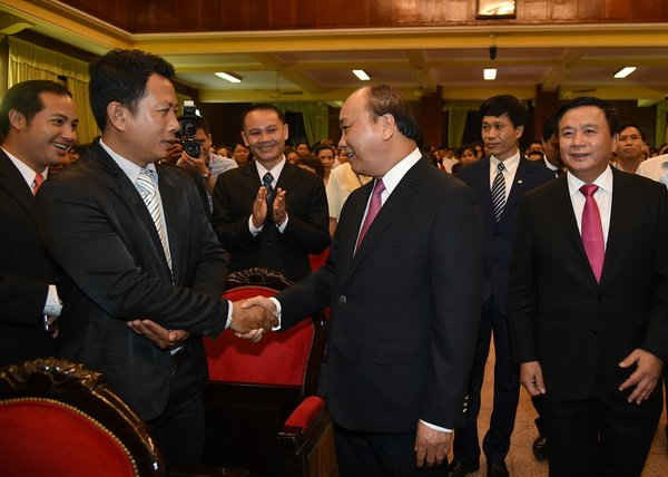 Thủ tướng Nguyễn Xuân Phúc thăm hỏi học viên người Lào học tại Học viên Chính trị Quốc gia Hồ Chí Minh