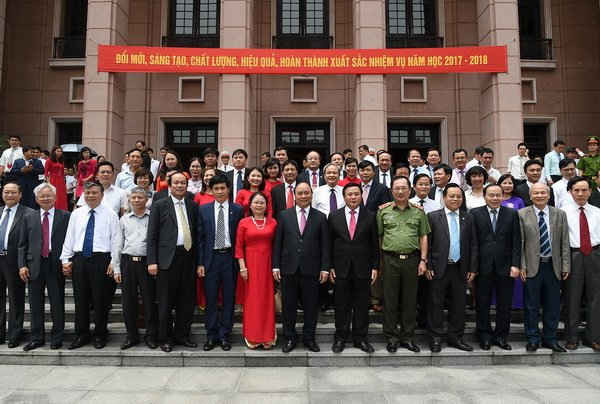 Thủ tướng Nguyễn Xuân Phúc chụp ảnh lưu niệm với các thầy giáo, cô giáo Học viện Chính trị Quốc gia Hồ Chí Minh