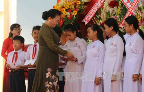 Chủ tịch Quốc hội Nguyễn Thị Kim Ngân trao học bổng cho các học sinh nghèo vượt khó, học giỏi 