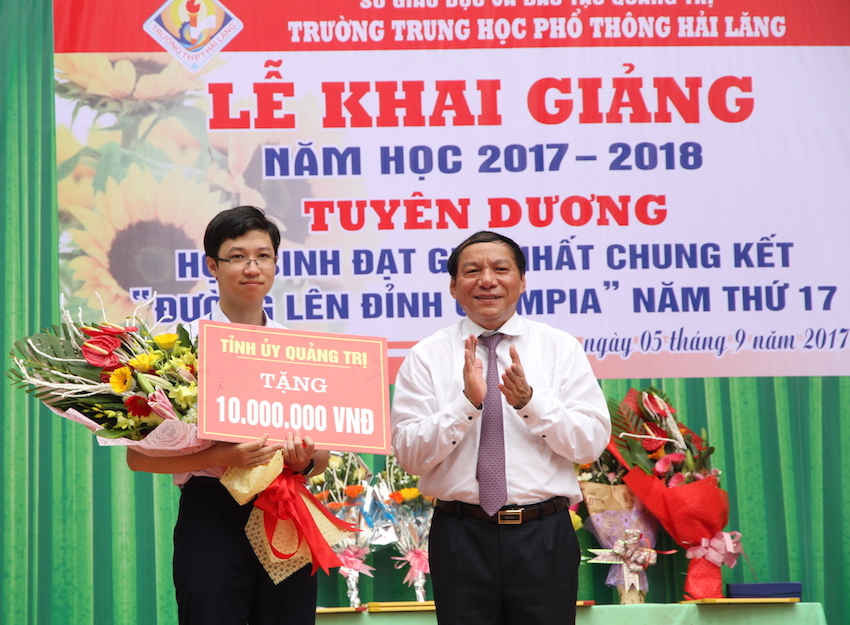Đồng chí Nguyễn Văn Hùng, UVTƯ Đảng, Bí thư Tỉnh ủy, Chủ tịch HĐND tỉnh Quảng Trị trao quà cho em Phan Đăng Nhật Minh