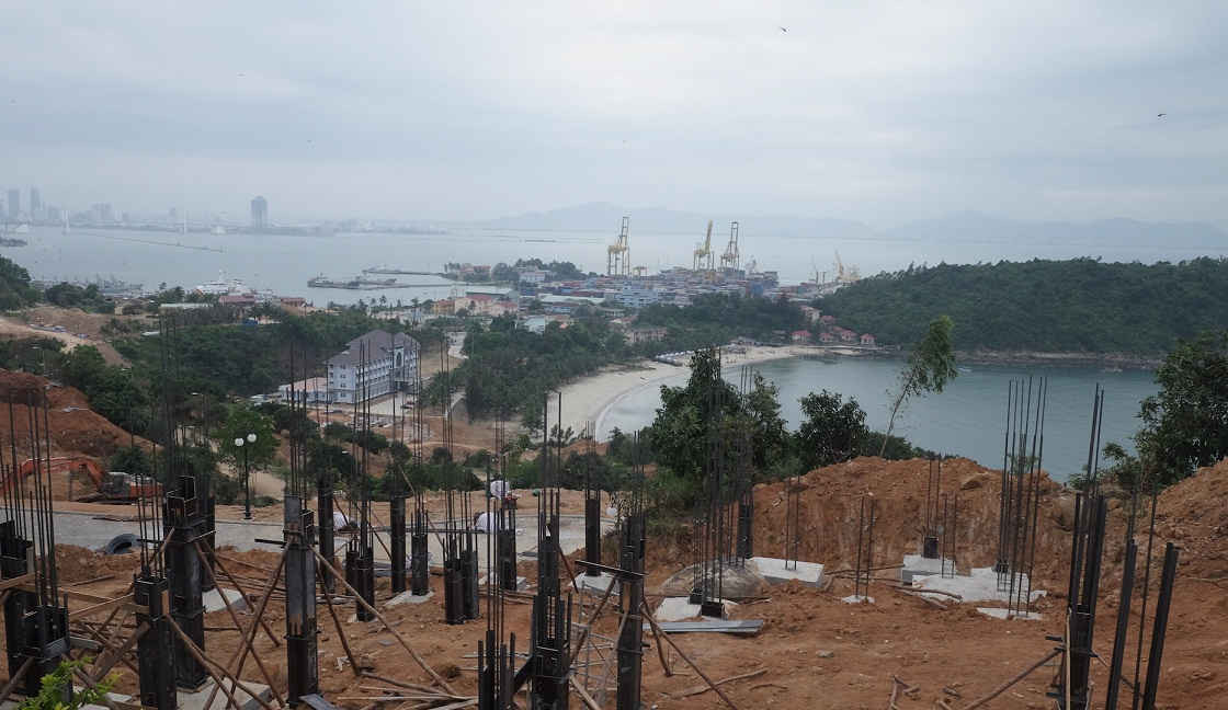 Tính đến thời điểm tháng 12/2012, tại khu vực bán đảo Sơn Trà, UBND TP Đà Nẵng đã chấp thuận chủ trương đầu tư cho 18 dự án để đầu tư phát triển du lịch, nghỉ dưỡng với tổng diện tích 1.222,5 ha