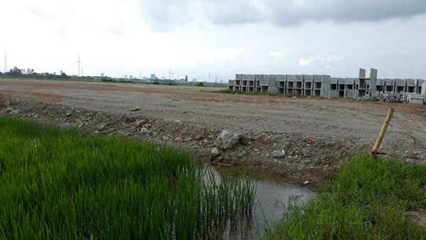Hàng ngàn mét vuông đất nông nghiệp tại xã Hưng Đông bị Công ty Vinh Thành san lấp khi chưa được phép
