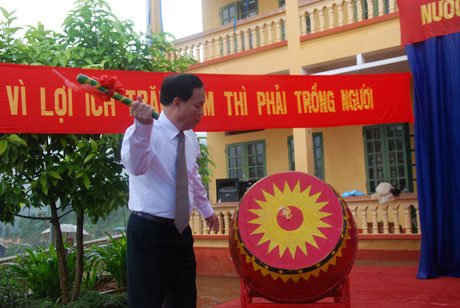 Đồng chí Nguyễn Văn Khánh - Phó chủ tịch UBND tỉnh Yên Bái đánh trống khai giảng năm học 2017-2018 tại Trường Phổ thông Dân tộc Bán trú Tiểu học và THCS Kim Nọi.