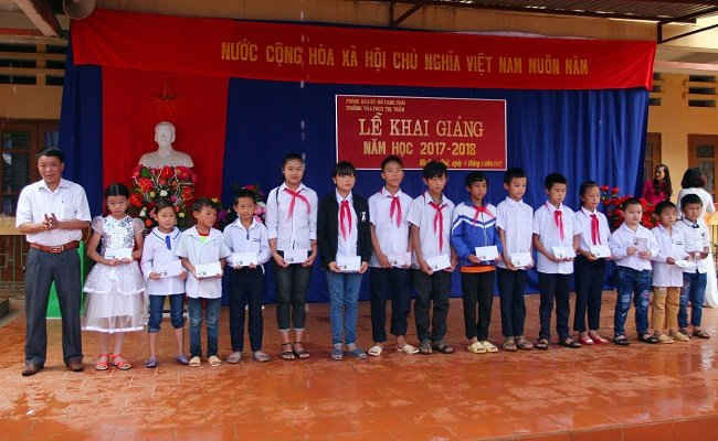 Huyện Mù Cang Chải trao quà cho học sinh nghèo vượt khó tại trường TH&THCS thị trấn