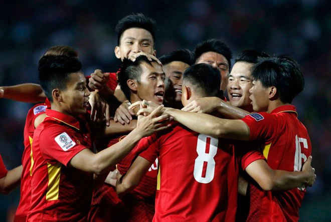 (TN&MT) - Nhờ đến pha đánh đầu gần cuối trận của tiền vệ vào thay người Quang Hải, đoàn quân của HLV Mai Đức Chung mới giành được chiến thắng 2-1 tại vòng loại thứ ba của Asian Cup.
