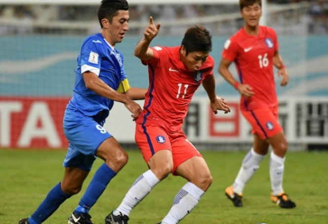 Hàn Quốc (phải) giành vé dự World Cup 2018 sau khi hòa Uzbekistan 0-0. 