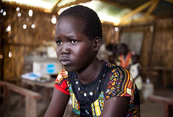 Mary Nyakuma Peter, 15 tuổi, ngồi trong lớp học tại Trường Tiểu học Machakos, Bentiu, Nam Sudan. Khoảng 3 tháng trước, cả gia đình Mary đã ốm vì bị tiêu chảy. Tất cả đều hồi phục ngoại trừ cô em gái Nyakuth, 13 tuổi, đã qua đời. 