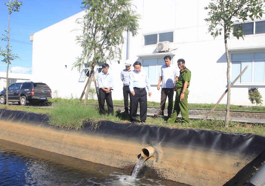 Ông Hà Sỹ Đồng, Phó Chủ tịch UBND tỉnh Quảng Trị cùng đoàn công tác kiểm tra tình hình hoạt động, hệ thống xử lý nước thải tại nhà máy dệt nhuộm Hải Lăng