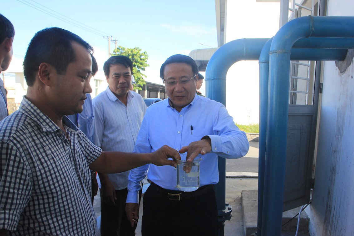Ông Hà Sỹ Đồng, Phó Chủ tịch UBND tỉnh Quảng Trị cùng đoàn công tác kiểm tra tình hình hoạt động, hệ thống xử lý nước thải tại nhà máy dệt nhuộm Hải Lăng