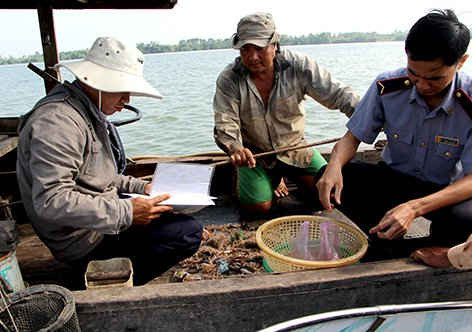 Lực lượng chức năng tỉnh Hậu Giang lập biên bản 1 trường hợp dùng ghe cào sử dụng các loại dụng cụ cấm để đánh bắt thủy sản trên sông Hậu thuộc địa bàn huyện Châu Thành.