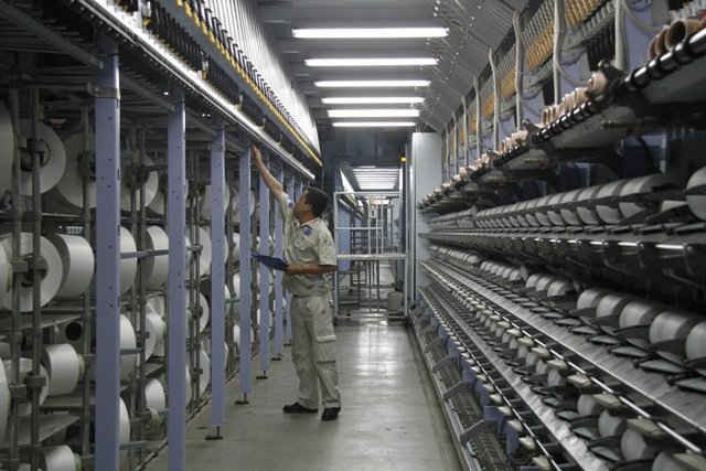Công nhân vận hành tại Nhà máy Sơ xợi Đình Vũ