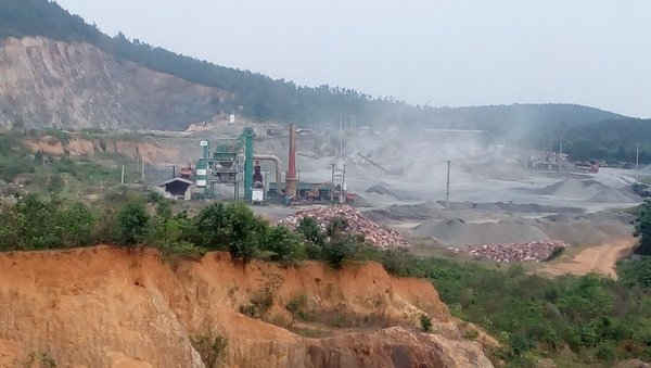Khai thác khoáng sản gây ô nhiễm đất, nguồn nước và không khí. Ảnh: MH