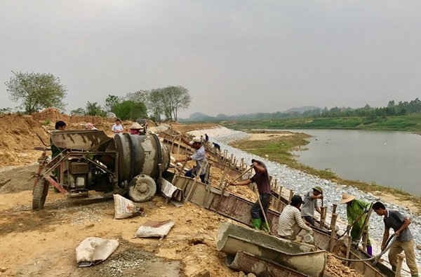 Nâng cao chất lượng đê điều trong mùa mưa bão là nhiệm vụ cấp bách. Ảnh: MH