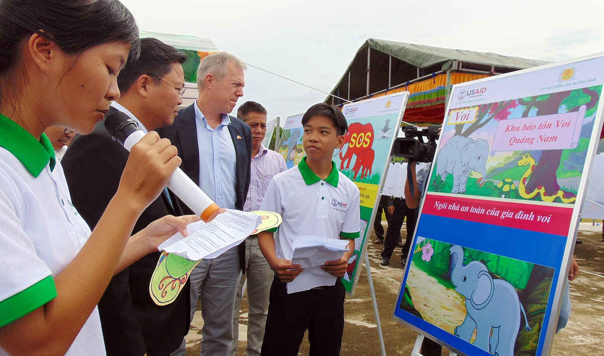 Đại sứ Ted Osius cùng lãnh đạo tỉnh Quảng Nam nghe các em học sinh xã Phước Ninh chia sẻ những hiểu biết về loài voi