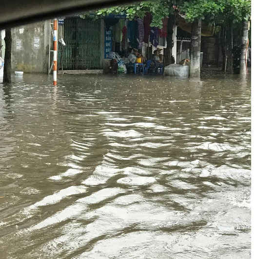 Nhiều nhà dân ở phường Tân Bình đang bị nước tràn vào nhà  3, Đường Ngô Quyền chìm sâu trong nước.
