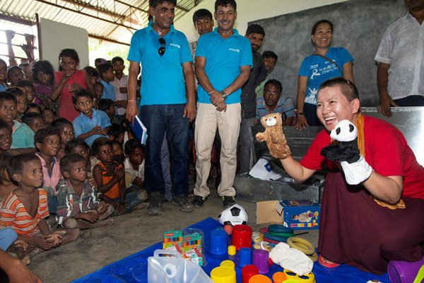 Ani Choying Drolma, đại sứ thiện chí quốc gia đầu tiên tại Nepal đưa con rối cho trẻ em trong một lớp học ở trường tiểu học Shree Bhagbati.