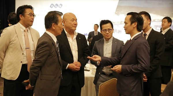 Ông Trịnh Văn Quyết - Chủ tịch HĐQT Tập đoàn FLC trao đổi ngoài lề hội nghị với nhiều quan khách và đối tác Nhật Bản