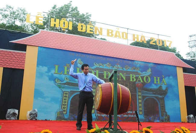 Lãnh đạo huyện Bảo Yên đánh trống khai hội đền Bảo Hà 2017