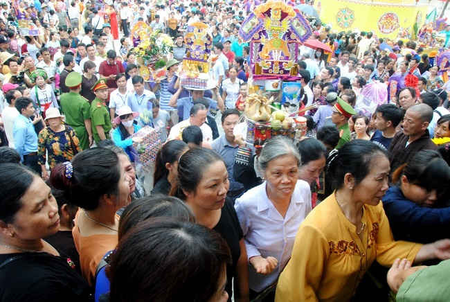 Hàng nghìn du khách thập phương về trẩy hội đền Bảo Hà 2017