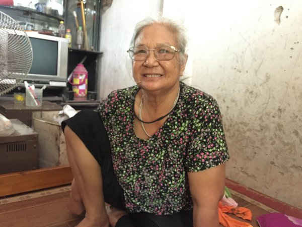 Bà Phạm Thị Ái năm nay 70 tuổi cười hồn nhiên khi cho rằng mình đang được xem một bộ phim 