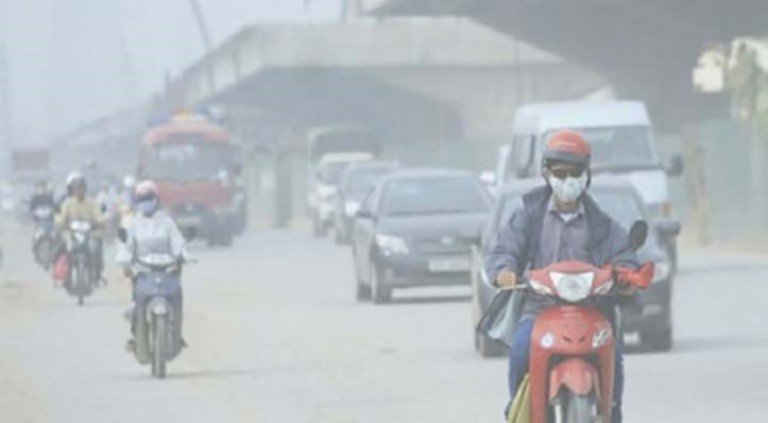 Tình trạng ô nhiễm không khí của Hà Nội và TP.  HCM vẫn rất nghiêm trọng. (Ảnh: KT)