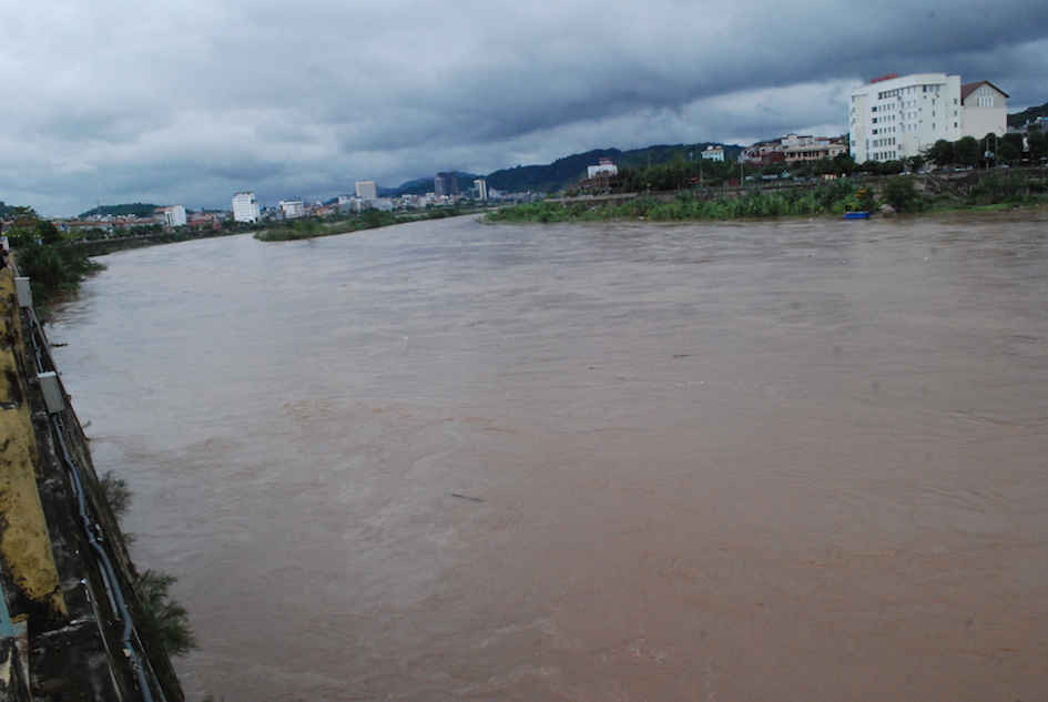 Nước lũ lớn đang đổ về sông Hồng ở thành phố Lào Cai chụp hồi 9 giờ ngày 8/9/2017