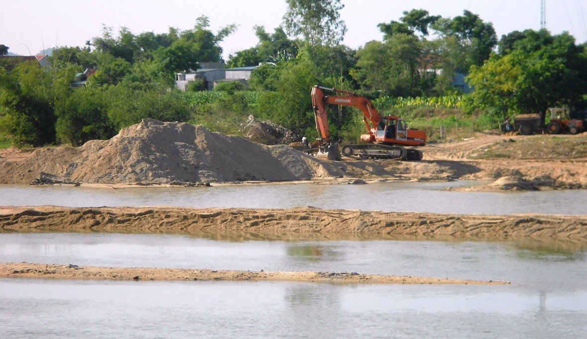 Đến nay, các Giấy phép khai thác mỏ cát trước đây đã điều chỉnh có thời hạn không quá 2 năm. Trong ảnh: Một mỏ cát trên sông Côn đoạn qua xã Phước Hiệp (huyện Tuy Phước) được UBND tỉnh cấp cho DNTN Quang Hưng. 