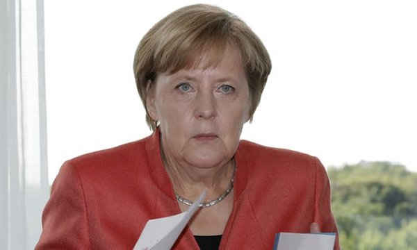 Merkel và các chính trị gia khác lâm vào tình thế chênh vênh giữa cân bằng sự an toàn cho sức khoẻ cộng đồng và bảo đảm hàng triệu việc làm trong ngành ô tô then chốt. Ảnh: Michael Sohn / AP