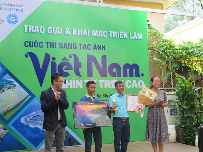Ban tổ chức trao giải nhất cho tác giả Nguyễn Vinh Hiển (tỉnh Vĩnh Long) với bức ảnh “Mũi Cà Mau”