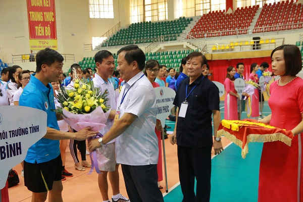 Đại diện lãnh đạo tỉnh và Giám đốc Sở TN&MT Ninh Bình tặng hoa và cờ cho các đội tham dự