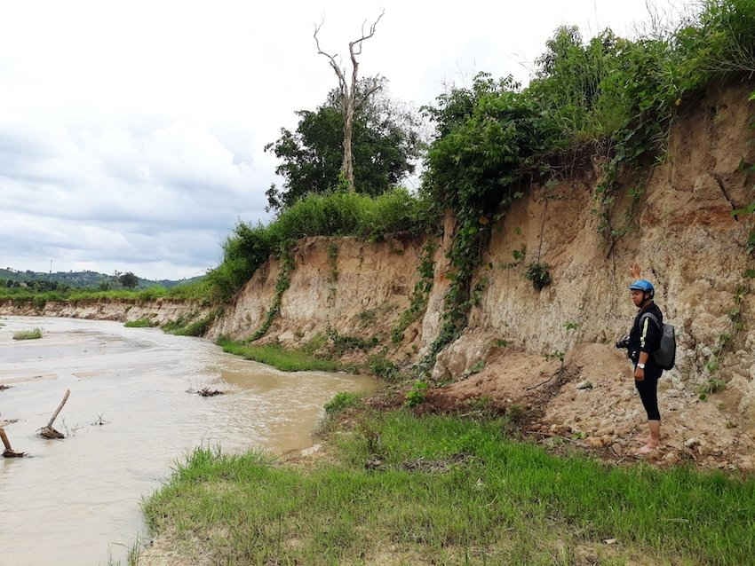 Một bên bờ suối bị sạt lở nghiêm trọng