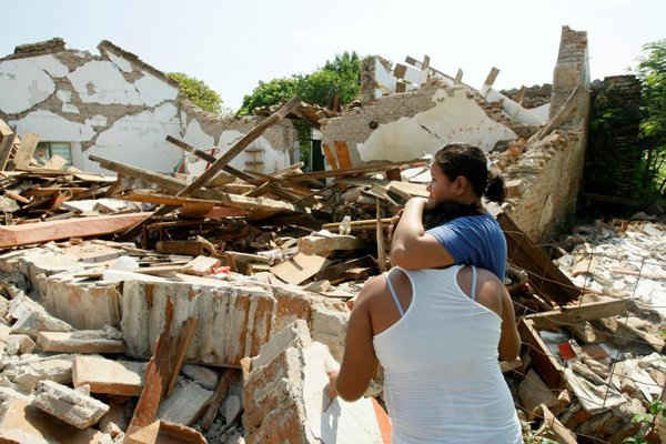 Hai người phụ nữ an ủi nhau khi đứng cạnh ngôi nhà bị phá hủy sau trận động đất tấn công bờ biển phía Nam Mexico vào cuối ngày 7/9 tại Union Hidalgo, Mexico ngày 9/9/2017. Ảnh: REUTERS / Jorge Luis Plata