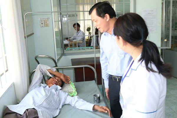 Thăm khám sức khỏe cho người dân tại xã Láng Dài (huyện Đất Đỏ)