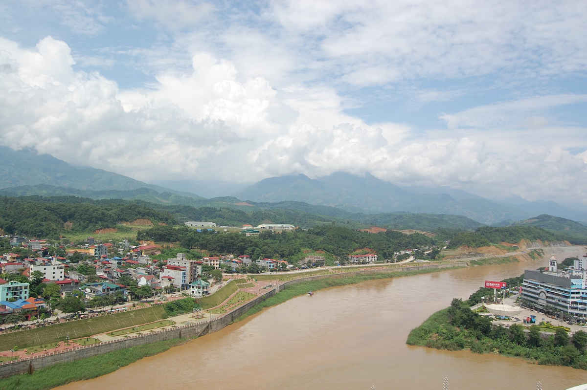 Dòng sông Hồng từ Trung Quốc chảy về  thành phố biên giới Lào Cai.