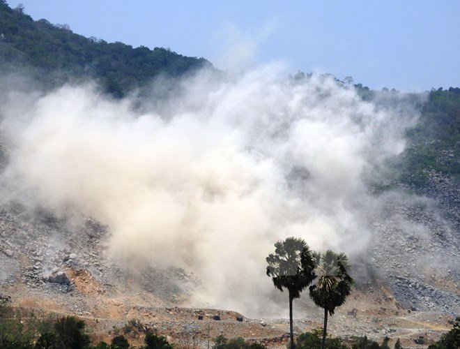 Hoạt động nổ mìn tại các mỏ đá xung quanh núi Bà Đen (thuộc ấp Thạnh Đông, xã Thạnh Tân, thành phố Tây Ninh, tỉnh Tây Ninh). (Ảnh: Thanh Tân/TTXVN)