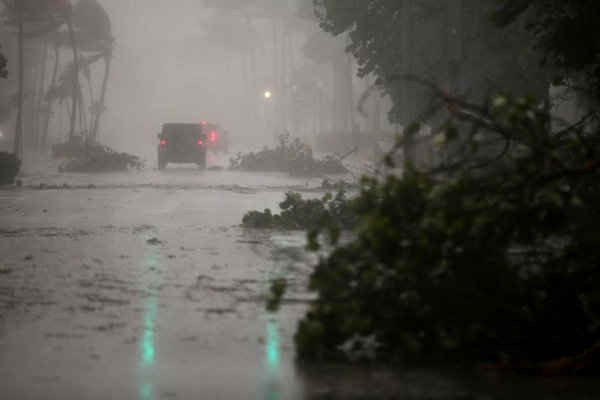 Các xe chạy trên đường Ocean Drive ở bãi biển phía Nam khi siêu bão Irma tấn công phía Nam bang Florida, tại Miami Beach, Florida, Mỹ vào ngày 10/9/2017. Ảnh: REUTERS / Carlos Barria