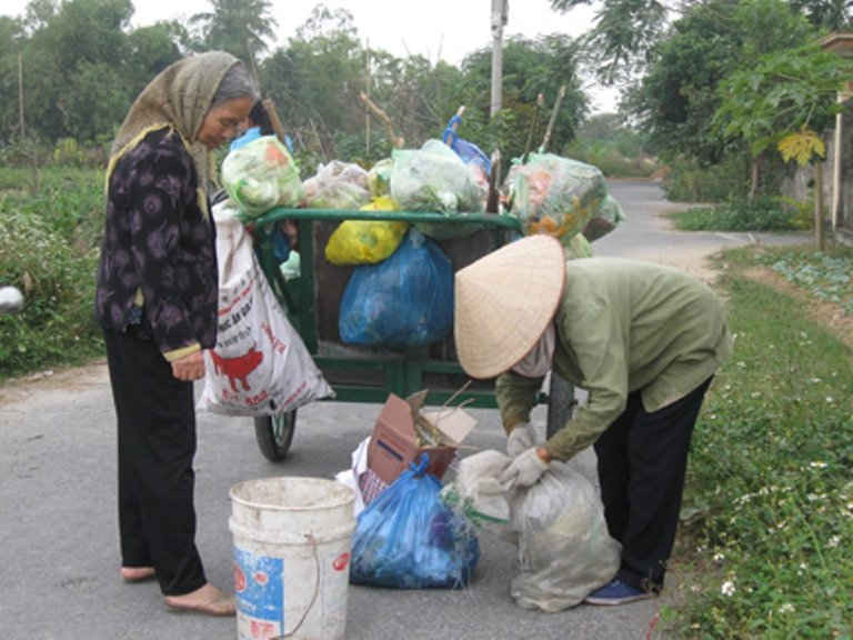 Mỗi gia đình phải thực hiện tốt việc thu gom và vận chuyển rác thải sinh hoạt đến đúng nơi quy định 