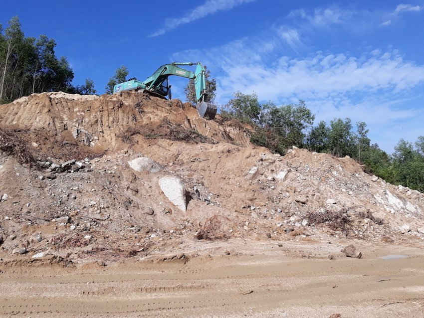 Xe đào ngang nhiên đục khoét đồi núi Mồ Côi để lấy đất đưa lên xe ben chở đi san lấp công trình dù chưa được ngành chức năng cấp phép khai thác đất.