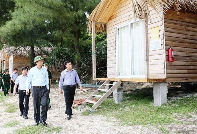Ông Nguyễn Văn Đọc, Bí thư Tỉnh ủy, Chủ tịch HĐND tỉnh Quảng Ninh kiểm tra các công trình xây dựng lấn chiếm đất Quốc phòng