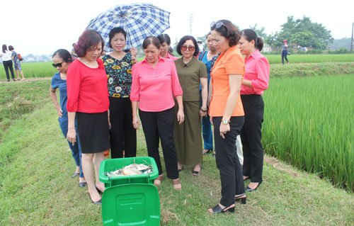 Cán bộ Hội Phụ nữ kiểm tra, đôn đốc việc thu gom rác thải độc hại, bao bì thuốc bảo vệ thực vật ở huyện Ba Vì.