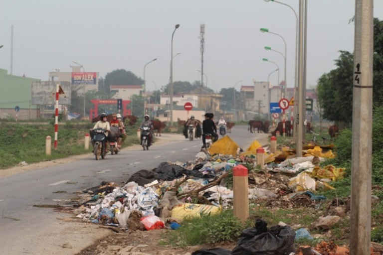 Chất thải sinh hoạt bừa bãi tại khu vực giáp danh đô thị và nông thôn Hà Nội. Ảnh: TA