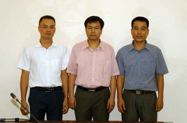 đồng chí Hoàng Tuấn Ngọc (ở giữa) chụp ảnh lưu niệm với Ban chấp hành nhiệm kỳ 2017 - 2022. Chủ t