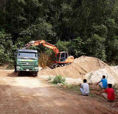 Tận thu cát trái phép tại xã Quế Sơn