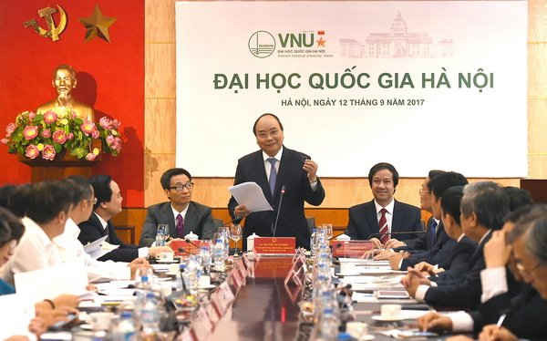 Thủ tướng Nguyễn Xuân Phúc và Phó Thủ tướng Vũ Đức Đam làm việc với lãnh đạo ĐHQGHN. Ảnh: VGP