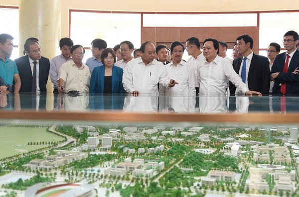 Thủ tướng tham quan sa bàn quy hoạch ĐHQGHN tại Hòa Lạc. Ảnh: VGP