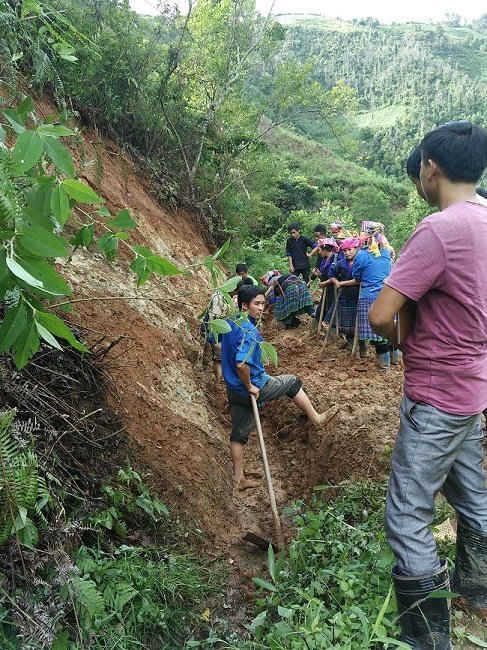 Chính quyền địa phương, người dân tại các thôn bản cùng khắc phục hàng trăm mét kênh mương dẫn nước đảm bảo nước tưới tiêu cho các diện tích lúa đang thời kỳ trổ đòng