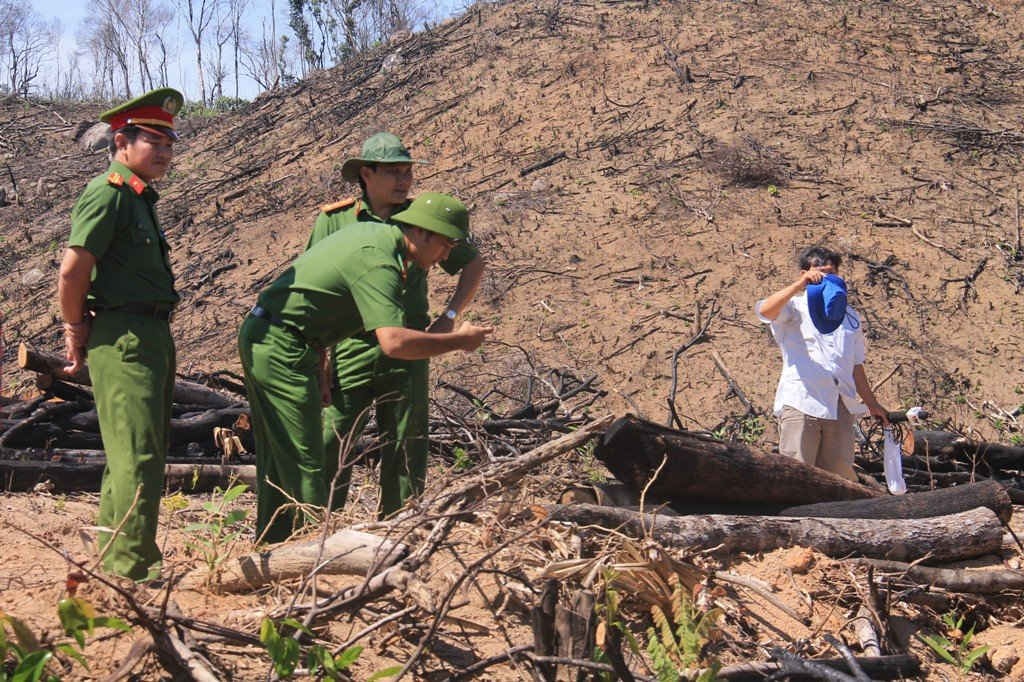 Lực lượng Công an huyện An Lão đang khám nghiệm hiện trường.